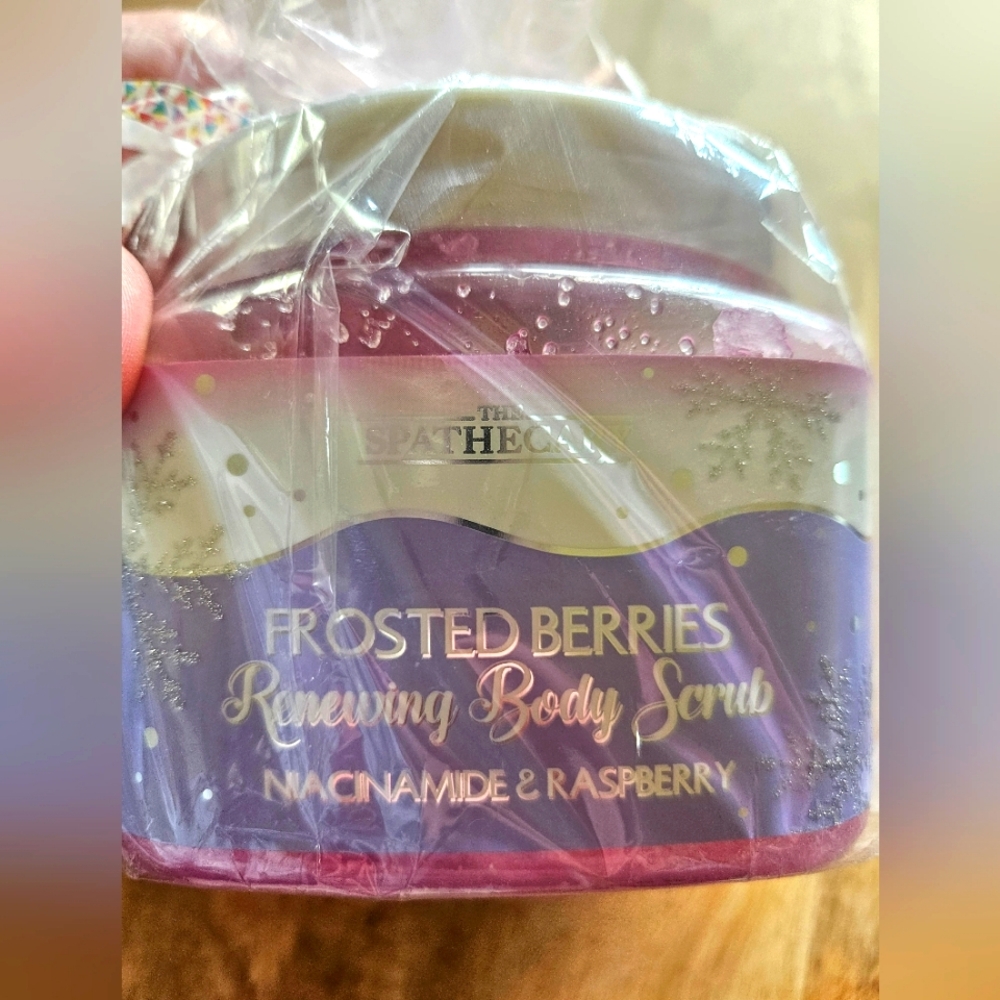 Frosted Berries Renewing Body Scrub